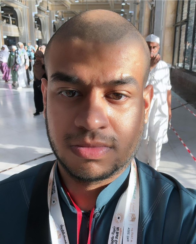 Fadil Jaidi mencukur habis rambutnya setelah menjalani ibadah haji. Selain dirinya, ayah dan kakak Fadil juga tampil botak Foto: Instagram