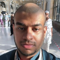 Fadil Jaidi mencukur habis rambutnya setelah menjalani ibadah haji. Selain dirinya, ayah dan kakak Fadil juga tampil botak Foto: Instagram