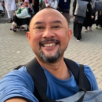 Bismillah yang penting sunnah sudah dilakukan, begitu kata Ronal Surapradja saat mencukur rambutnya di Mekah setelah menjalani haji. Foto: Instagram