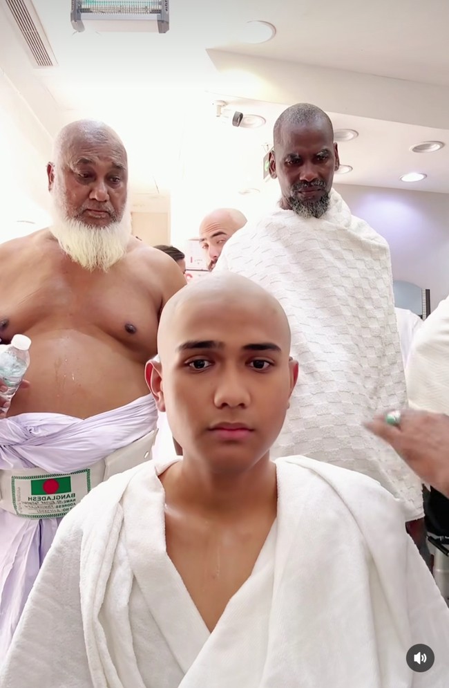 Selebriti Instagram Kadam Sidik juga menajalani salah satu sunah haji dengan mencukur rambutnya. Ini penampilan content creator dakwah itu setelah mencukur rambut. Foto: Instagram