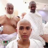 Selebriti Instagram Kadam Sidik juga menajalani salah satu sunah haji dengan mencukur rambutnya. Ini penampilan content creator dakwah itu setelah mencukur rambut. Foto: Instagram