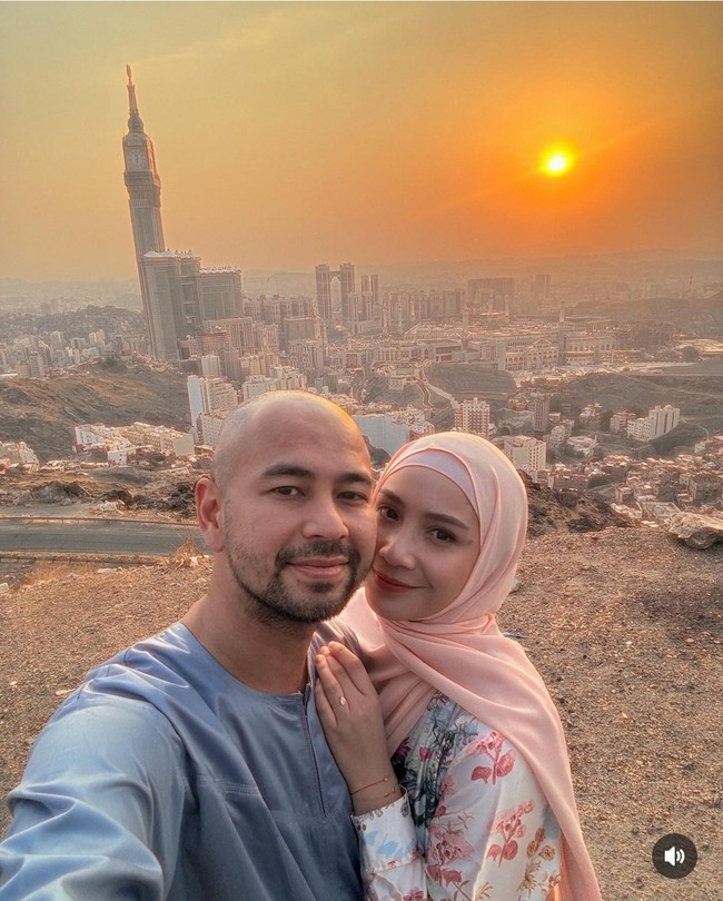 Raffi Ahmad beserta keluarganya berangkat haji 2024. Setelah menjalani serangkaian ibadah di Tanah Suci, Raffi Ahmad pun tampil baru dengan kepala yang botak. Foto: Instagram