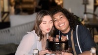 Bagikan momen manis bersama sang istri, Yansen Indiani, Marshel rayakan ulang tahun istri dengan kue cokelat kesukaannya. Foto: Instagram Marshel Widianto