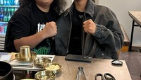 Sempat jalan-jalan ke Korea Selatan, Marshel bagikan foto saat makan bareng Pratama Arhan di sebuah restoran Korea autentik. Foto: Instagram Marshel Widianto