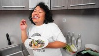 Sering menghibur dengan aksi kocaknya, pose Marshel menyantap nasi dan sayur ini juga tak kalah lucu.Foto: Instagram Marshel Widianto