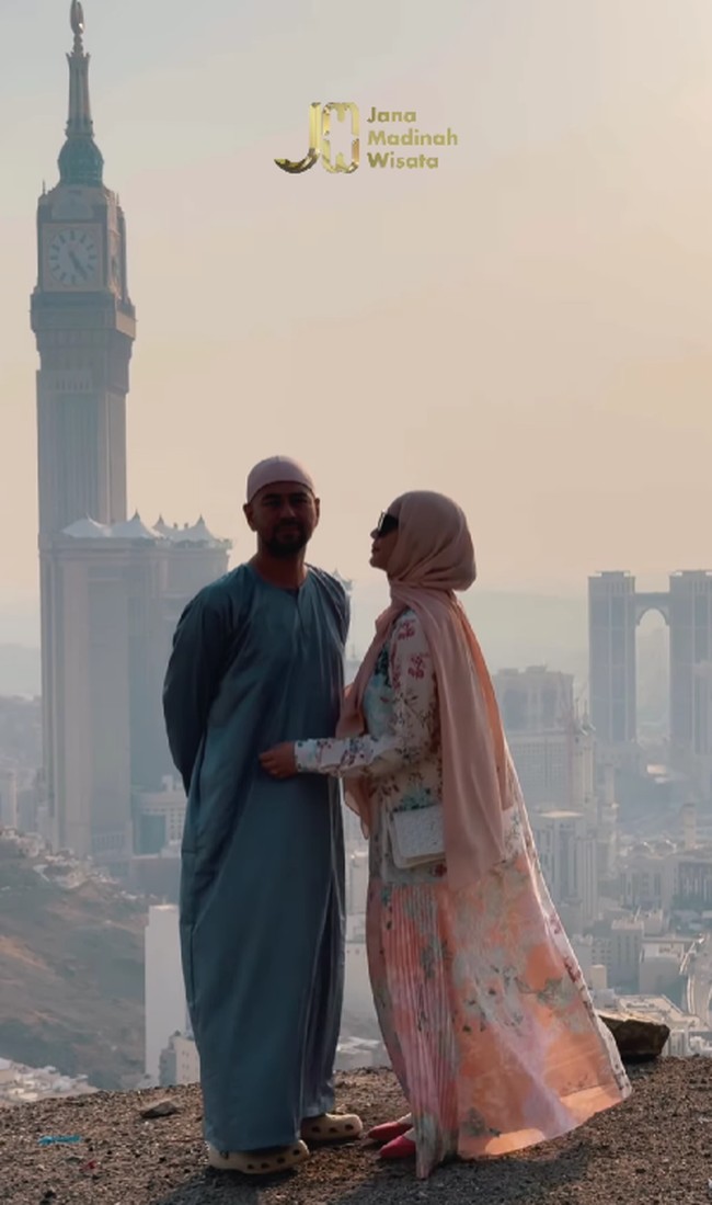 Wanita yang bernama lengkap Nagita Slavina Mariana Tengker ini memakai dress dari koleksi kolaborasi desainer Ria Miranda dan IKYK yang bertajuk Morning Myrtle Dress With Pleats yang dibanderol Rp 1,8 Juta. Foto: Dok. Instagram @raffinagita1717.