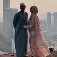 Wanita yang bernama lengkap Nagita Slavina Mariana Tengker ini memakai dress dari koleksi kolaborasi desainer Ria Miranda dan IKYK yang bertajuk Morning Myrtle Dress With Pleats yang dibanderol Rp 1,8 Juta. Foto: Dok. Instagram @raffinagita1717.