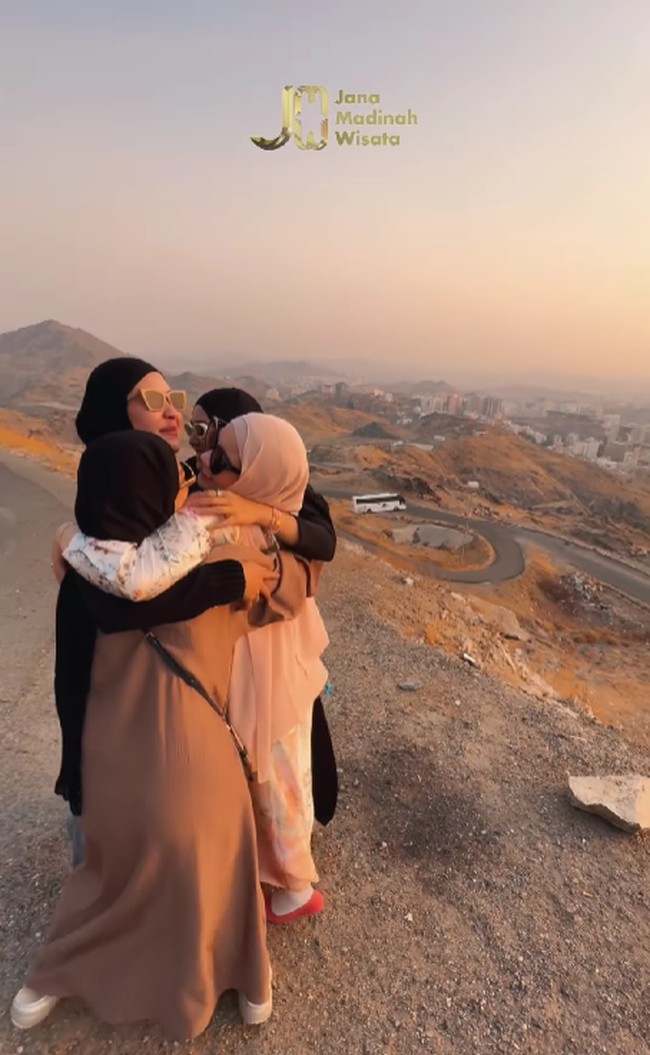 Tak sedikit warganet yang memuji paras cantik Gigi yang memesona ketika berhijab. Adem bgt lihatnya.... 😍, puji akun @miminurdina.Kk gigi hijabnya jgn d lepas yaa...cantik, kagum akun @anggi.gi.10. Semoga bisa istiqomah pake hijabny😇, kata akun @nawal_albas. Foto: Dok. Instagram @raffinagita1717.