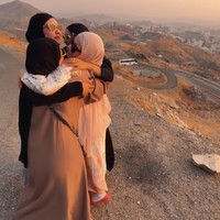 Tak sedikit warganet yang memuji paras cantik Gigi yang memesona ketika berhijab. Adem bgt lihatnya.... 😍, puji akun @miminurdina.Kk gigi hijabnya jgn d lepas yaa...cantik, kagum akun @anggi.gi.10. Semoga bisa istiqomah pake hijabny😇, kata akun @nawal_albas. Foto: Dok. Instagram @raffinagita1717.