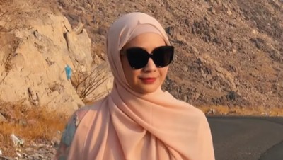 7 Foto Gaya Nagita Slavina Pakai Hijab Pashmina dan Dress Saat di Mekkah