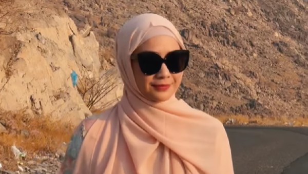 7 Foto Gaya Nagita Slavina Pakai Hijab Pashmina dan Dress Saat di Mekkah