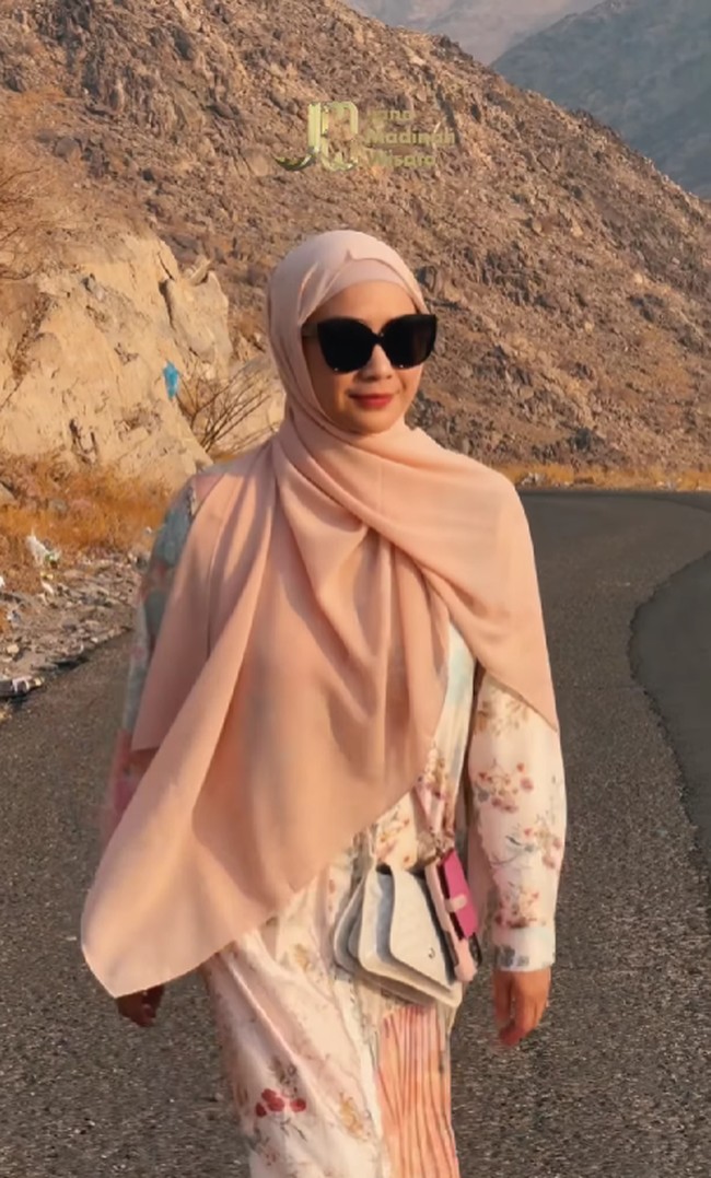 Ibu dari Rafathar dan Rayyanza ini membentuk hijab hanya dengan menyampirkannya belakang leher. Ia juga memakai kacamata hitam untuk melindungi dari sinar matahari. Foto: Dok. Instagram @raffinagita1717.