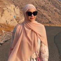 Ibu dari Rafathar dan Rayyanza ini membentuk hijab hanya dengan menyampirkannya belakang leher. Ia juga memakai kacamata hitam untuk melindungi dari sinar matahari. Foto: Dok. Instagram @raffinagita1717.