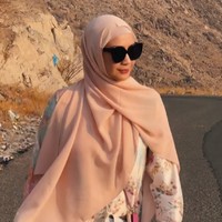 Gigi tampil memesona saat memakai dress warna putih dan coral dengan motif floral. Ada detail pleats pada bagian bawah dress. Gigi melengkapi gayanya dengan tas Goyard Plumet Pocket Wallet seharga Rp 21,4 Juta. Foto: Dok. Instagram @raffinagita1717.