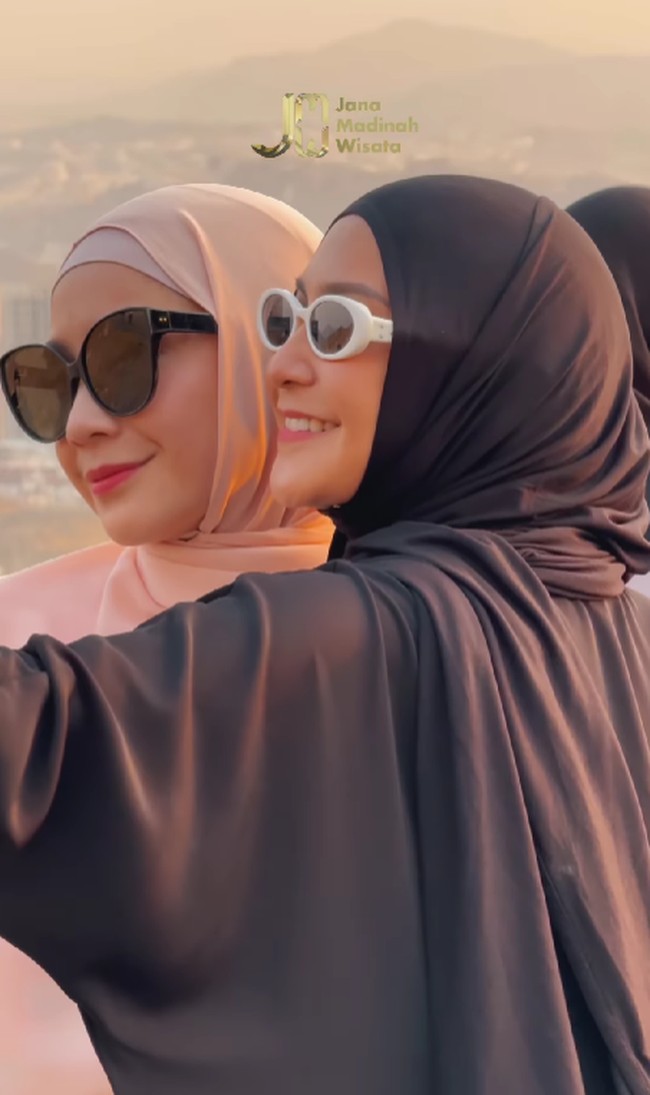 Wanita yang memulai kariernya sebagai model iklan pembersih wajah pada tahun 2000 itu memadukan dress dengan hijab pashmina dari brand asal Mekkah @sharqiaa0. Hijab tersebut mempunyai detail swarovski pada bagian belakang. Foto: Dok. Instagram @raffinagita1717.