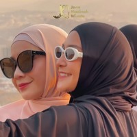 Wanita yang memulai kariernya sebagai model iklan pembersih wajah pada tahun 2000 itu memadukan dress dengan hijab pashmina dari brand asal Mekkah @sharqiaa0. Hijab tersebut mempunyai detail swarovski pada bagian belakang. Foto: Dok. Instagram @raffinagita1717.