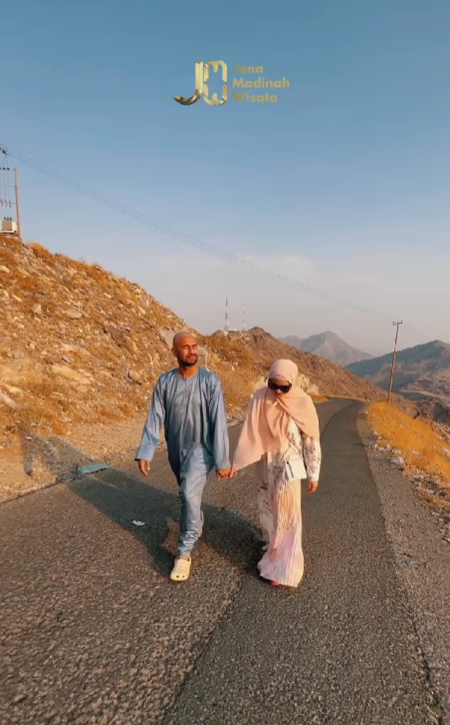 Foto Nagita dan Raffi Ahmad jalan-jalan usai naik haji mendapat banyak komentar doa dari netizen. MasyaAllah atas izin Allah bisa nail haji furodha bersama keluarga aamiin🤲❤️, harap akun @al_faatih_collection.Masya Allah😢😢🤲🤲🤲nular rejekinyaa...Aamiin, doa akun @darmahsud. MashaAllah,semoga kmi sekekuarga bisa berhaji ya Allah,Aamiin, ucap akun @dapoermama27. Foto: Dok. Instagram @raffinagita1717.