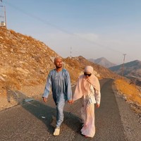 Foto Nagita dan Raffi Ahmad jalan-jalan usai naik haji mendapat banyak komentar doa dari netizen. MasyaAllah atas izin Allah bisa nail haji furodha bersama keluarga aamiin🤲❤️, harap akun @al_faatih_collection.Masya Allah😢😢🤲🤲🤲nular rejekinyaa...Aamiin, doa akun @darmahsud. MashaAllah,semoga kmi sekekuarga bisa berhaji ya Allah,Aamiin, ucap akun @dapoermama27. Foto: Dok. Instagram @raffinagita1717.