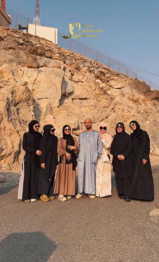 Nagita Slavina dan keluarga Raffi Ahmad menikmati indahnya momen sunset di kota Mekkah dari atas bukit. Penampilan wanita yang akrab disapa Gigi itu langsung jadi sorotan. Foto: Dok. Instagram @raffinagita1717.