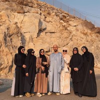 Nagita Slavina dan keluarga Raffi Ahmad menikmati indahnya momen sunset di kota Mekkah dari atas bukit. Penampilan wanita yang akrab disapa Gigi itu langsung jadi sorotan. Foto: Dok. Instagram @raffinagita1717.