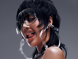 Gaya Nyentrik Lisa BLACKPINK di Poster ROCKSTAR, Rilis Lagu Usai Jadi CEO