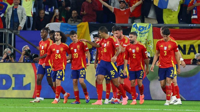 Soccer Football - Euro 2024 - Group B - Spain v Italy - Arena AufSchalke, Gelsenkirchen, Germany - June 20, 2024
Spains Alvaro Morata and Lamine Yamal celebrate their first goal, an own goal scored by Italys Riccardo Calafiori REUTERS/Carmen Jaspersen
