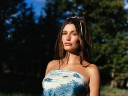 Tutupi Dada dengan Bandana & Underwear, Hailey Bieber Pamer Perut Hamil