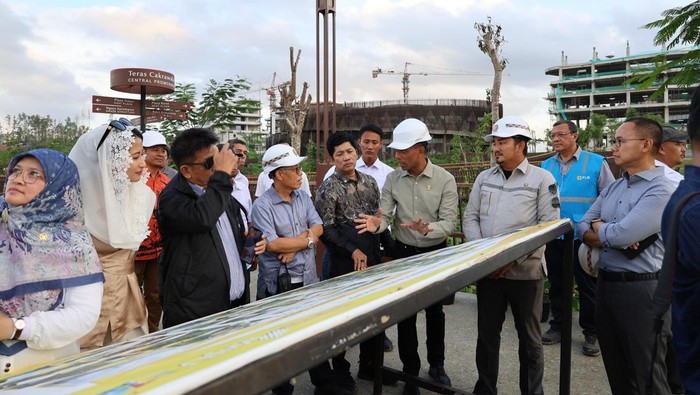 Otorita Ibu Kota Nusantara (IKN) bersama Komisi VII DPR RI meninjau progres pembangunan infrastruktur ketenagalistrikan di IKN.