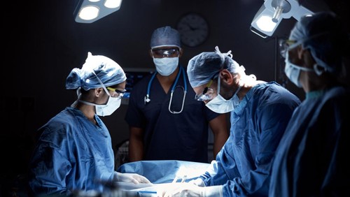 Ilustrasi dokter melakukan operasi