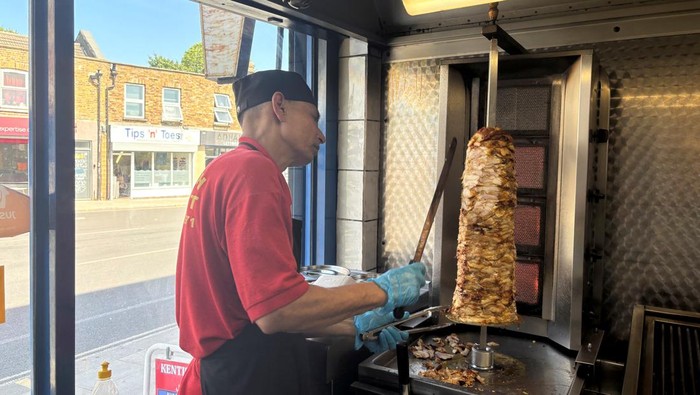 Ini Lho Kebab Favorit Taylor Swift di London Ahmed Khan, the owner of Taylor Swift's