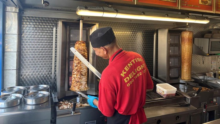 Ini Lho Kebab Favorit Taylor Swift di London Ahmed Khan, the owner of Taylor Swift's