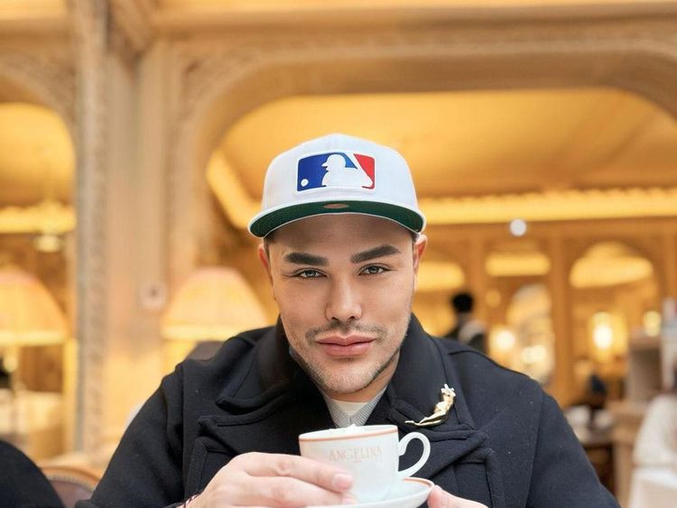 Gaya Ivan Gunawan saat Ngopi dan Kulineran di Bali