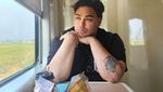 Gaya Ivan Gunawan saat Ngopi dan Kulineran di Bali