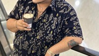 Ivan Gunawan juga kerap membagikan momennya ketika ngopi, seperti pada momen ini ia menikmati kopi dari Harlan Holden. Foto: Instagram @ivan_gunawan