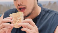 Pose candid saat menikmati sandwich ini sukses mencuri perhatian. Ivan Gunawan membeli sandwich sehat dari gerai Salad Stop. Foto: Instagram @ivan_gunawan