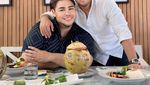 Gaya Ivan Gunawan saat Ngopi dan Kulineran di Bali
