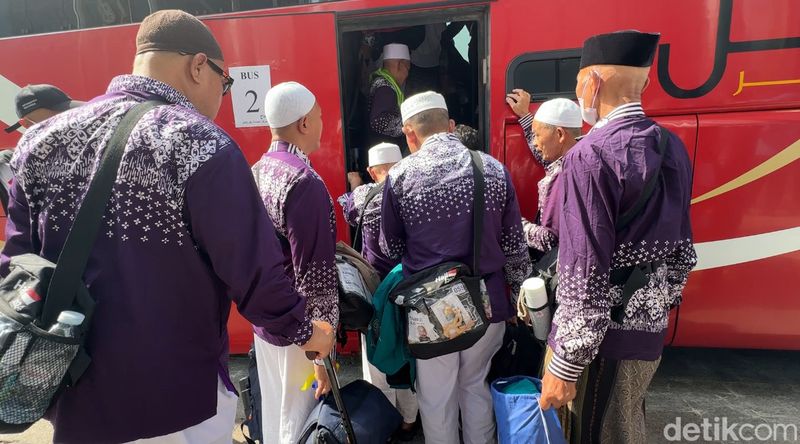 Jemaah haji masuk bus ke Madinah untuk meninggalkan Tanah Suci mulai Sabtu (22/6/2024).
