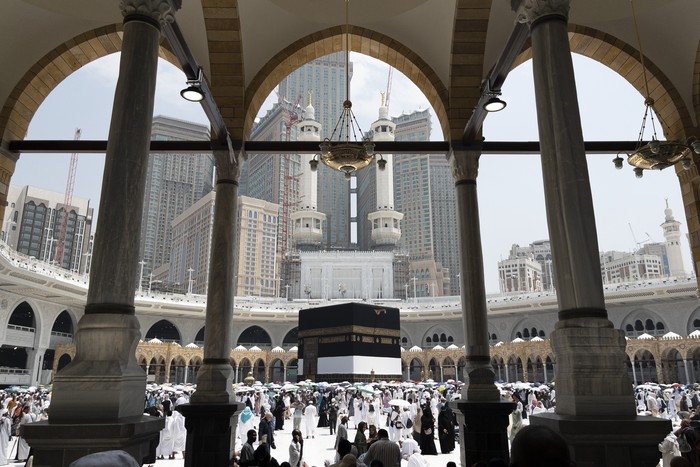Jamaah haji melakukan tawaf ifadah mengelilingi Kabah di Masjidil Haram, Makkah, Arab Saudi, Kamis (20/6/2024). Jamaah haji melakukan tawaf ifadah yang menjadi rukun haji usai melakukan wukuf di Arafah dan lempar jamrah di Jamarat. ANTARA FOTO/Sigid Kurniawan/rwa.