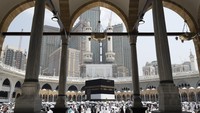 Jemaah haji melakukan tawaf ifadah yang menjadi rukun haji usai melakukan wukuf di Arafah dan lempar jamrah di Jamarat.  