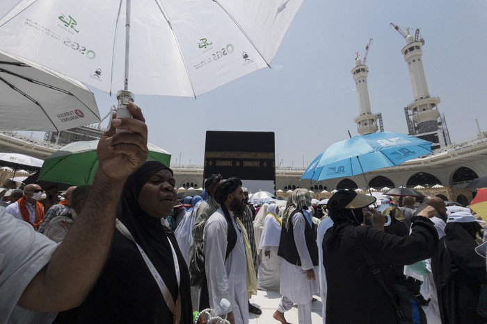 Jamaah haji melakukan tawaf ifadah mengelilingi Kabah di Masjidil Haram, Makkah, Arab Saudi, Kamis (20/6/2024). Jamaah haji melakukan tawaf ifadah yang menjadi rukun haji usai melakukan wukuf di Arafah dan lempar jamrah di Jamarat. ANTARA FOTO/Sigid Kurniawan/rwa.
