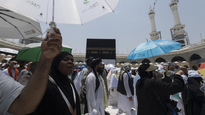 Jamaah haji melakukan tawaf ifadah mengelilingi Kabah di Masjidil Haram, Makkah, Arab Saudi, Kamis (20/6/2024). Jamaah haji melakukan tawaf ifadah yang menjadi rukun haji usai melakukan wukuf di Arafah dan lempar jamrah di Jamarat. ANTARA FOTO/Sigid Kurniawan/rwa.