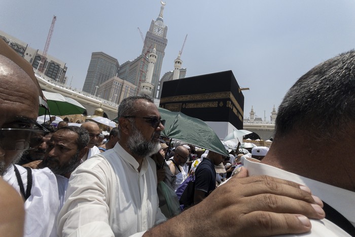 Jamaah haji melakukan tawaf ifadah mengelilingi Kabah di Masjidil Haram, Makkah, Arab Saudi, Kamis (20/6/2024). Jamaah haji melakukan tawaf ifadah yang menjadi rukun haji usai melakukan wukuf di Arafah dan lempar jamrah di Jamarat. ANTARA FOTO/Sigid Kurniawan/rwa.