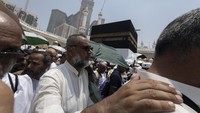 Jemaah haji melakukan tawaf ifadah mengelilingi Kabah di Masjidil Haram, Makkah, Arab Saudi, Kamis (20/6/2024).  