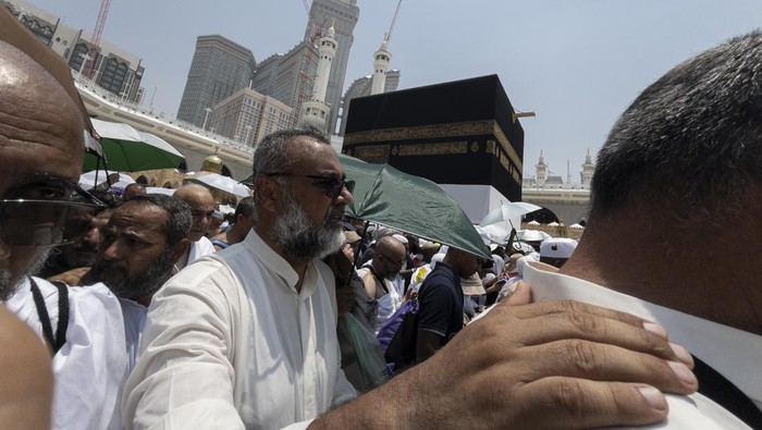 Jemaah haji melaksanakan tawaf ifadah Jamaah haji melakukan tawaf ifadah mengelilingi Ka'bah di Masjidil Haram, Makkah, Arab Saudi, Kamis (20/6/2024). Jamaah haji melakukan tawaf ifadah yang menjadi rukun haji usai melakukan wukuf di Arafah dan lempar jamrah di Jamarat. ANTARA FOTO/Sigid Kurniawan/rwa.
