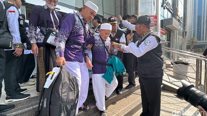 Jemaah haji bersiap menuju bus ke Madinah dan bertolak ke Tanah Air.