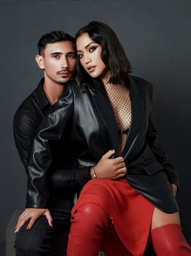 Jessica Iskandar (Jedar) hamil anak ketiga lewat program bayi tabung. Setelah mengumumkan bahwa ia hamil lewat vlog di YouTube, Jedar dan suami Vincent Verhaag melakukan pemotretan kehamilan dengan gaya edgy. Keduanya berbusana hitam-hitam dengan pulasan makeup bold. Foto: Instagram/@inijedar