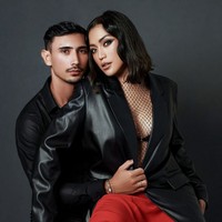 Jessica Iskandar (Jedar) hamil anak ketiga lewat program bayi tabung. Setelah mengumumkan bahwa ia hamil lewat vlog di YouTube, Jedar dan suami Vincent Verhaag melakukan pemotretan kehamilan dengan gaya edgy. Keduanya berbusana hitam-hitam dengan pulasan makeup bold. Foto: Instagram/@inijedar