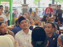 Blusukan di Salemba Jakpus, Kaesang Bagikan Buku Tulis Jalan Ninjaku