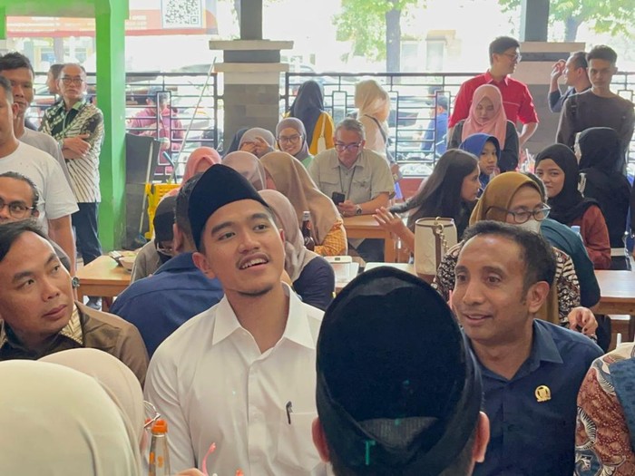 Kaesang Pangarep membagikan buku tulis kepada anak-anak. Pada sampul depan buku tersebut tertulis Rajin Belajar dan Membaca adalah Jalan Ninjaku.