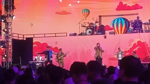 Meski beberapa lagu hitsnya berusia belasan tahun, tapi Kahitna tetap bisa relate dengan gen z. Foto: Ahsan Nurrijal/detikcom